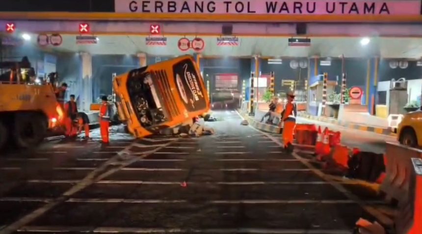 Bus Pariwisata Terguling di Tol Waru Utama, 16 Penumpang Luka-Luka