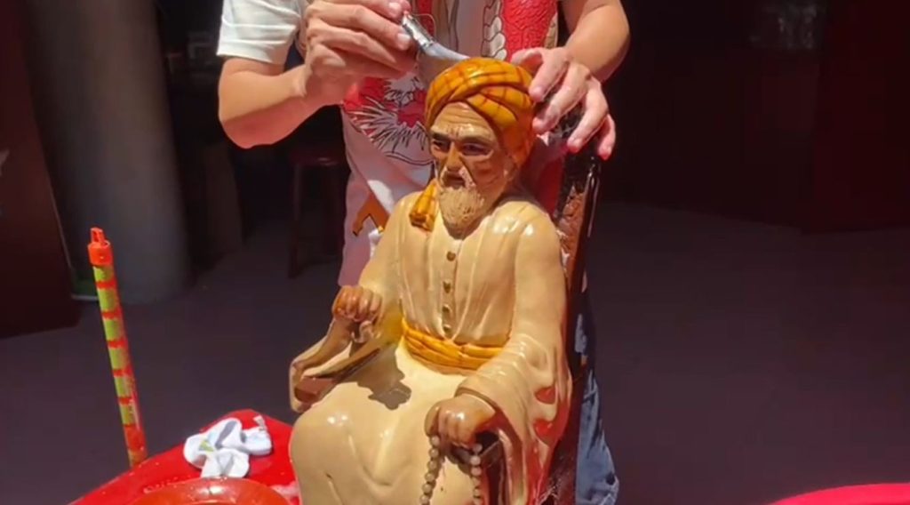 Jelang Imlek, Klenteng di Jombang Mandikan Patung Dewa Bercorak Kiai