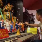 Jelang Imlek, Klenteng di Jombang Mandikan Patung Dewa Bercorak Kiai