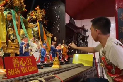 Jelang Imlek, Klenteng di Jombang Mandikan Patung Dewa Bercorak Kiai