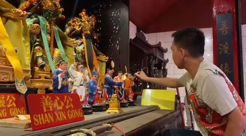 Jelang Imlek, Klenteng di Jombang Mandikan Patung Dewa Bercorak Kiai