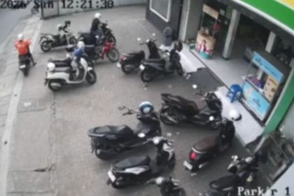 Aksi Curanmor Berjaket Ojol Siang Bolong di Swalayan Sidoarjo Terekam CCTV