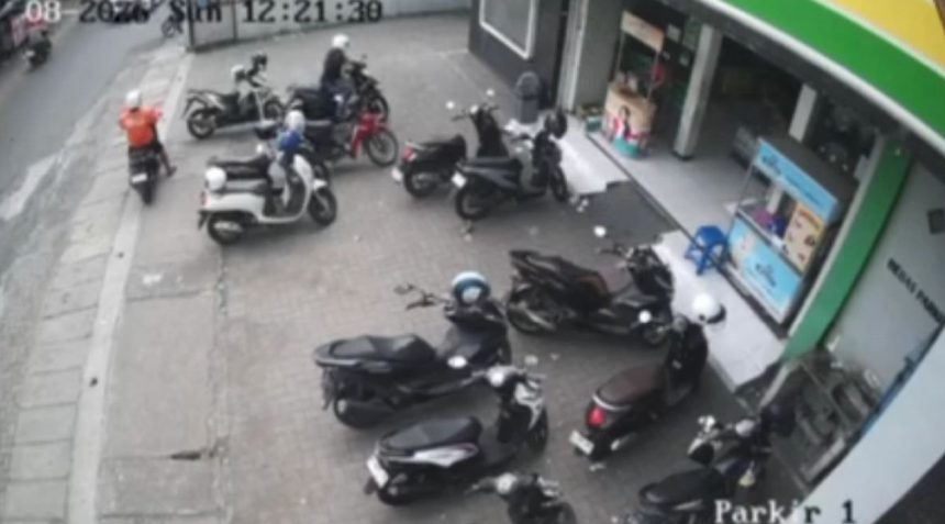 Aksi Curanmor Berjaket Ojol Siang Bolong di Swalayan Sidoarjo Terekam CCTV