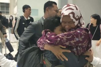 Tangis Haru Sambut Kepulangan 3 Anak Pekerja Migran dari Malaysia, Bertahun-tahun Tanpa Status Jelas