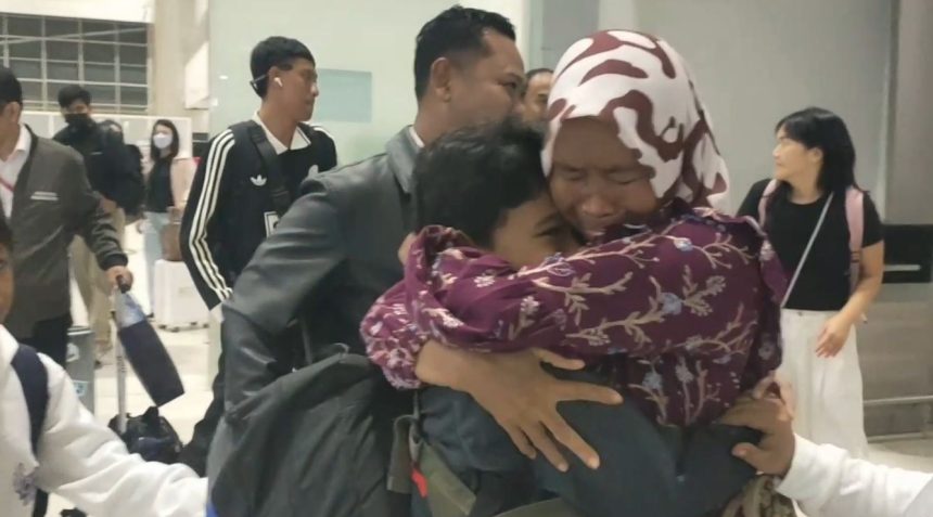 Tangis Haru Sambut Kepulangan 3 Anak Pekerja Migran dari Malaysia, Bertahun-tahun Tanpa Status Jelas