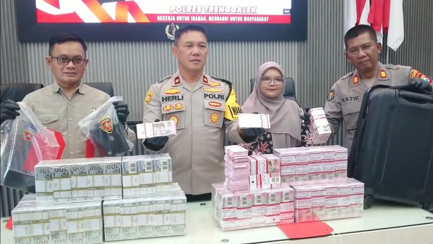 Kasus Penipuan, Polisi Trenggalek Sita Tiga Koper Berisi Uang Palsu Rp 5 Miliar