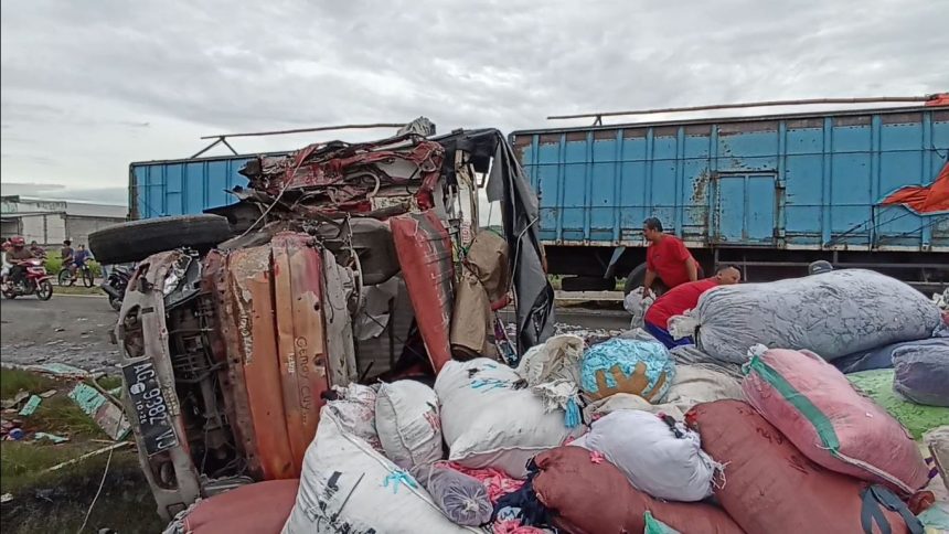 Adu Banteng Truk Muatan Sapi vs Truk Muatan Kain di Ngawi, 4 Orang Luka dan 2 Sapi Mati