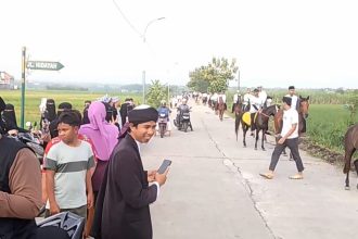 Pawai Ratusan Santri Berkuda Sambut Ramadan di Temboro Magetan