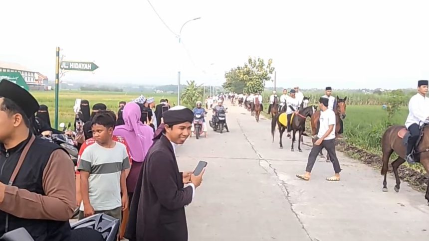 Pawai Ratusan Santri Berkuda Sambut Ramadan di Temboro Magetan