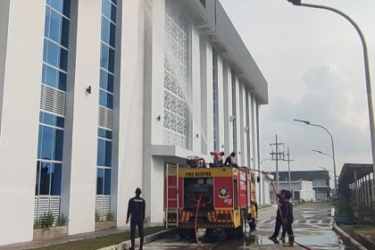 Damkar Sidoarjo Musnahkan Sarang Tawon Vespa di Gedung BPIPI Kemenperin