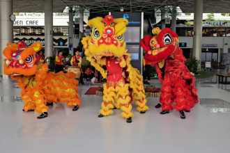 Imlek, Barongsai dan Naga Liong Menghibur Penumpang Bandara Juanda