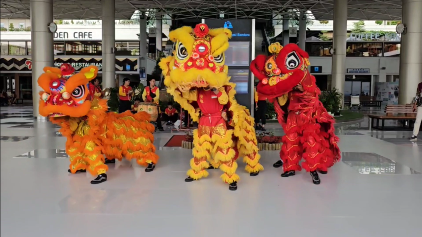 Imlek, Barongsai dan Naga Liong Menghibur Penumpang Bandara Juanda