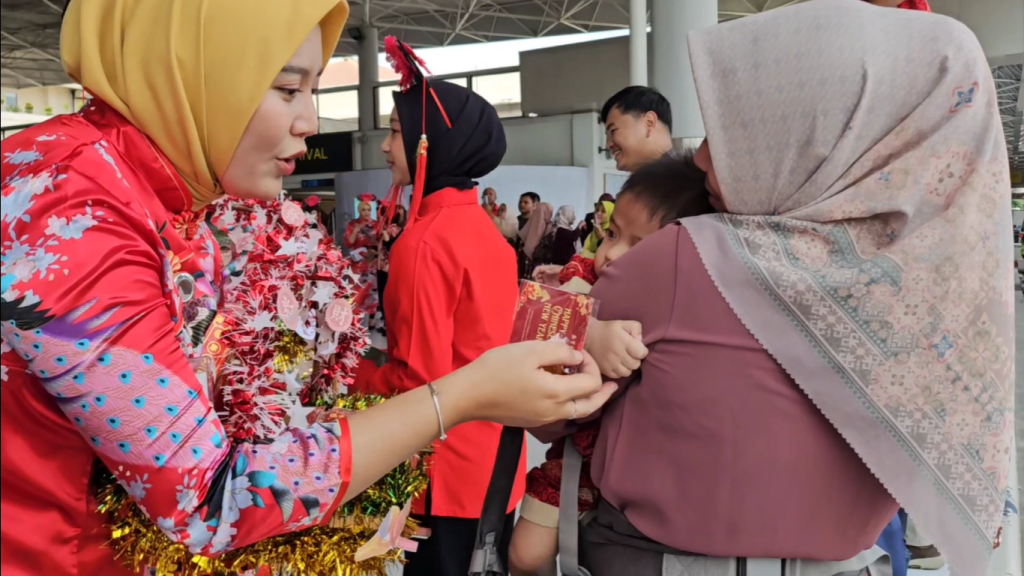 Imlek, Barongsai dan Naga Liong Menghibur Penumpang Bandara Juanda