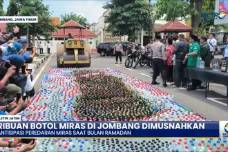 Ribuan Botol Miras di Jombang Dimusnahkan