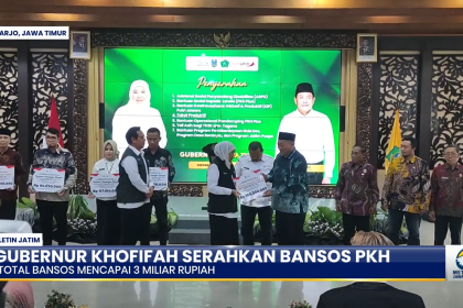 Gubernur Khofifah Serahkan Bansos PKH