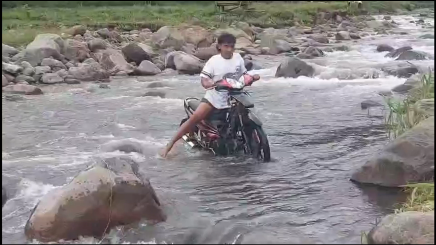Jembatan Hanyut Diterjang Banjir, Akses Warga Terisolir