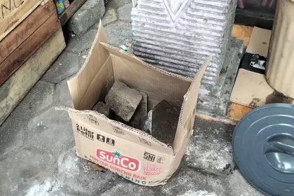 Video Pemilik Toko Tertipu Membeli Minyak Goreng dalam Kardus yang Ternyata Berisi Batu Paving Viral di Media Sosial, Korban Mengalami Kerugian Hingga Jutaan Rupiah