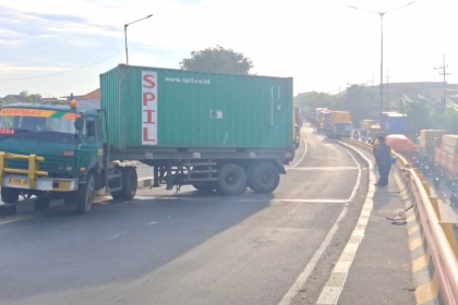 Tak Kuat Menanjak di Flyover Trosobo, Truk Kontainer Melintang dan Tutup Jalan