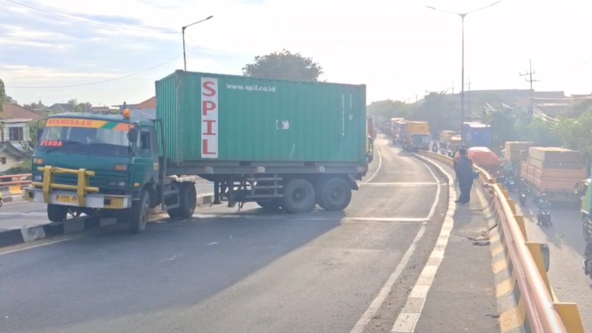 Tak Kuat Menanjak di Flyover Trosobo, Truk Kontainer Melintang dan Tutup Jalan