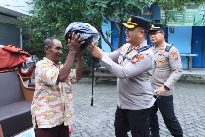 Operasi Keselamatan Semeru, Kapolres Gresik Bagikan Helm ke Pengemudi Becak Listrik