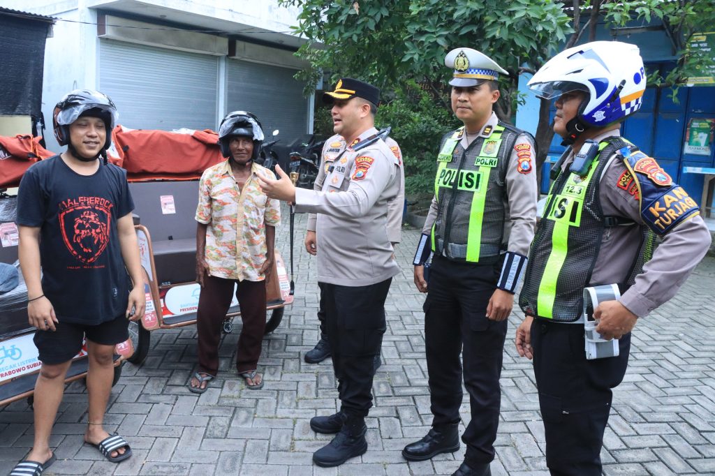 Operasi Keselamatan Semeru, Kapolres Gresik Bagikan Helm ke Pengemudi Becak Listrik