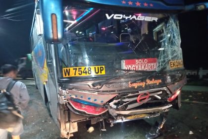 Minibus Tabrak Bus di Jombang, Satu Orang Luka