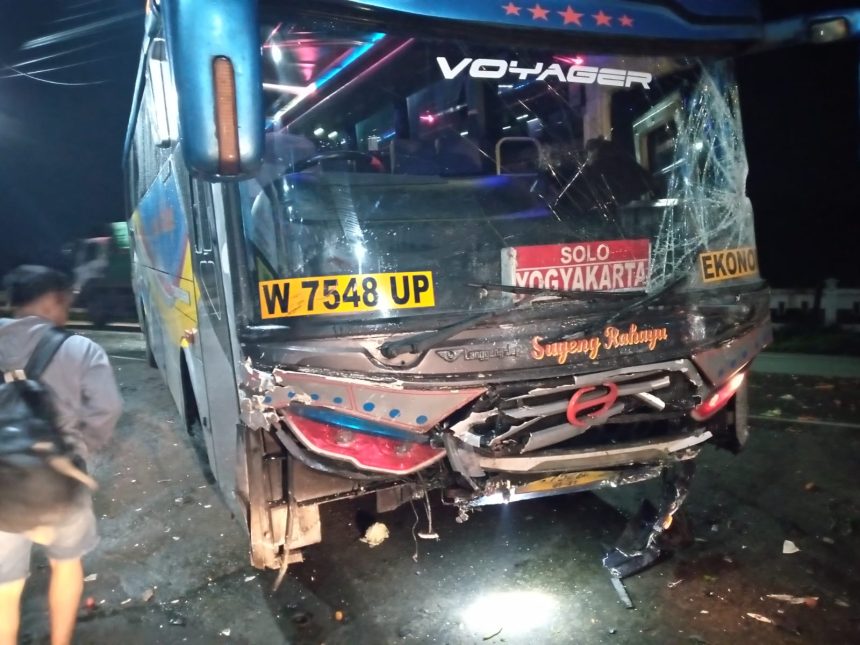 Minibus Tabrak Bus di Jombang, Satu Orang Luka