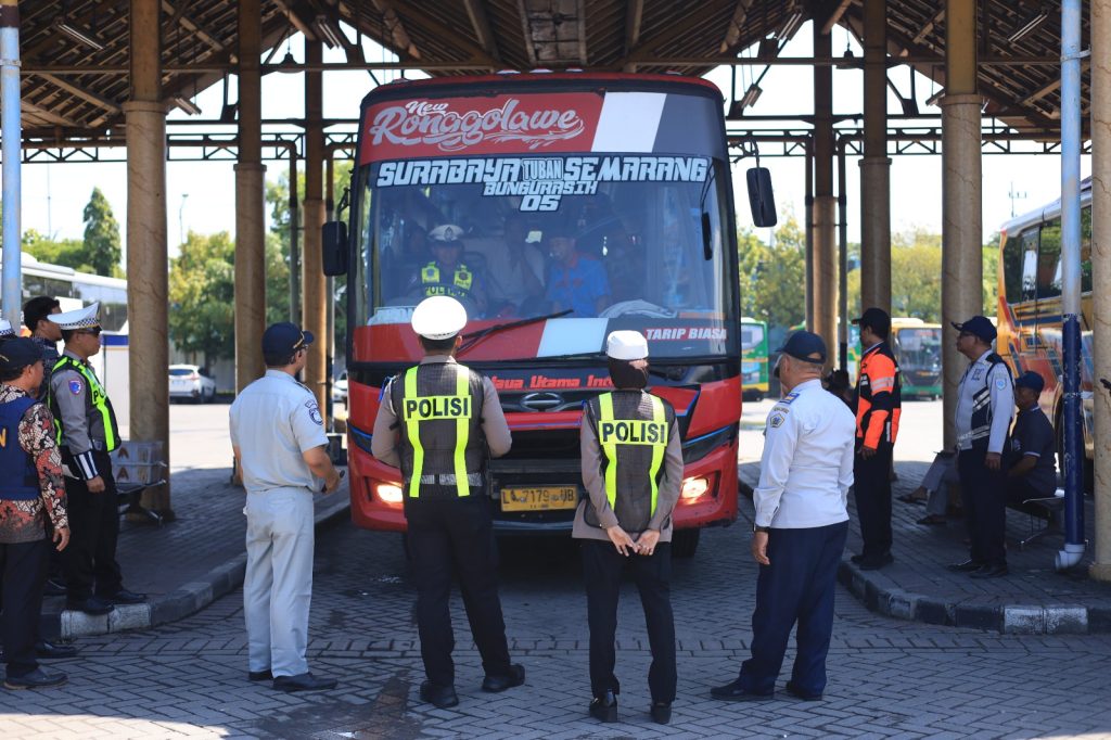 elar Ramp Check Bus di Terminal Bunder, Polres Gresik Temukan 3 Bus Kurang Layak