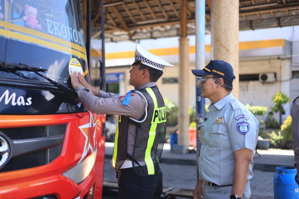 elar Ramp Check Bus di Terminal Bunder, Polres Gresik Temukan 3 Bus Kurang Layak