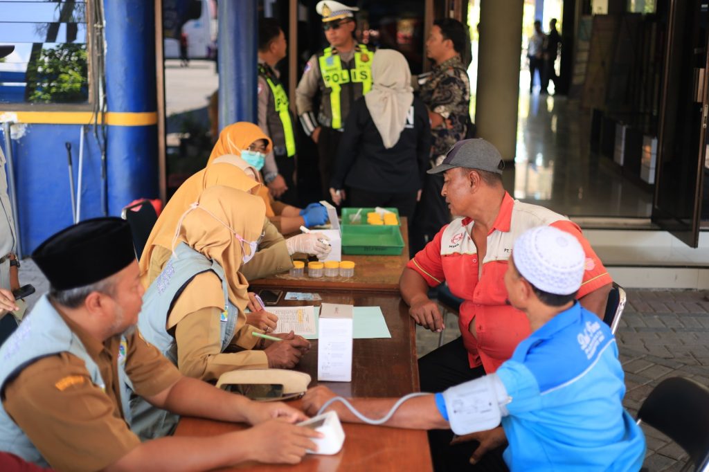 gelar Ramp Check Bus di Terminal Bunder, Polres Gresik Temukan 3 Bus Kurang Layak