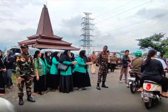 Kelompok Pemuda Dan Kaum Gereja Kristen Jawi Wetan Menggelar Aksi Bagi Ta'jil Dan Buka Puasa Bersama