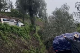 Hujan Deras di Tosari Pasuruan Picu Longsor, Truk Terjun ke Jurang 20 Meter, Tiga Orang Luka