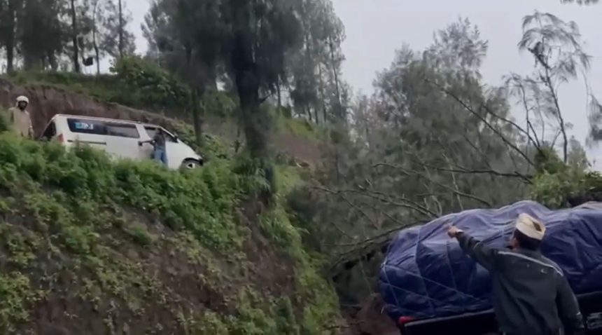 Hujan Deras di Tosari Pasuruan Picu Longsor, Truk Terjun ke Jurang 20 Meter, Tiga Orang Luka