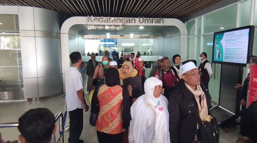 Penerbangan Umrah di Bandara Internasional Juanda Tetap Normal di Tengah Penutupan Ruang Udara Timur Tengah