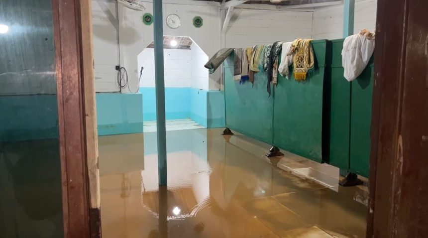 Banjir Rendam Rumah dan Mushola di Tuban, Warga Tak Bisa Salat Tarawih Berjamaah