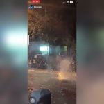 Puluhan Pemuda Nekat Perang Mercon di Jalan Raya Bangkalan, Disiarkan Live di TikTok