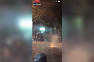 Puluhan Pemuda Nekat Perang Mercon di Jalan Raya Bangkalan, Disiarkan Live di TikTok