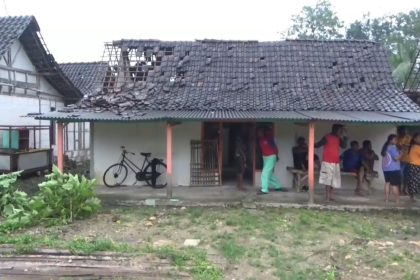 Detik-Detik Pusaran Puting Beliung Rusak 45 Rumah Warga di Ngawi