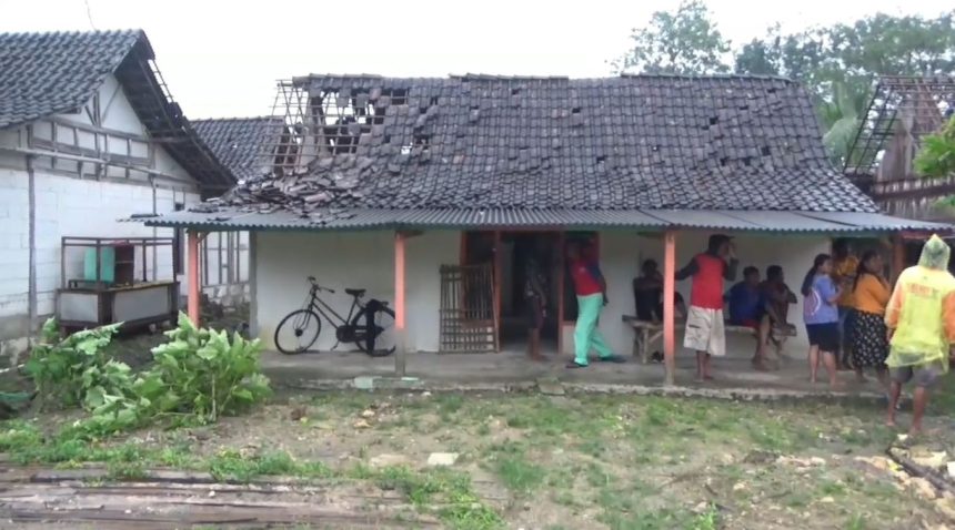Detik-Detik Pusaran Puting Beliung Rusak 45 Rumah Warga di Ngawi