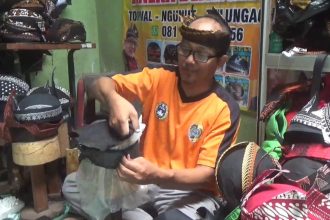 Di Bulan Ramadan hingga Jelang Lebaran, Permintaan Blangkon di Tulungagung Meningkat