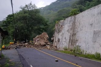 Jalur Utama Trenggalek–Ponorogo Tertutup Total Akibat Longsor Batu
