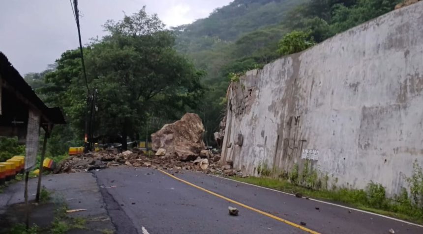 Jalur Utama Trenggalek–Ponorogo Tertutup Total Akibat Longsor Batu