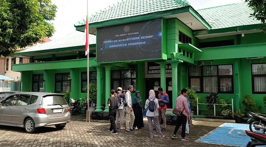 Akibat Konflik Timur Tengah, 13 Jamaah Umrah Asal Ponorogo Tertahan di Jeddah