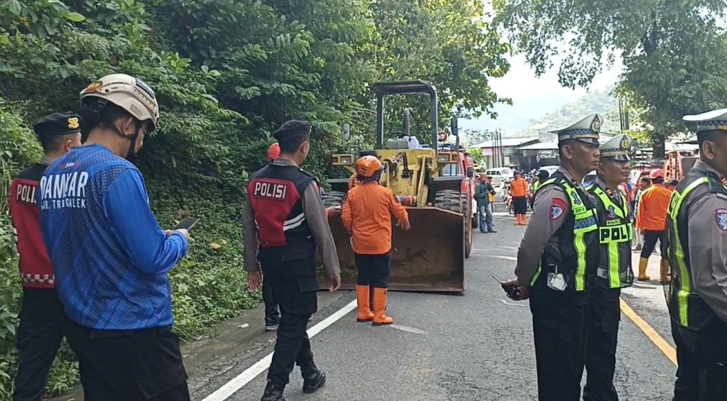 Material Longsor Masih Tutup Ruas Jalan Nasional Trenggalek–Ponorogo, Petugas Terjunkan Alat Berat