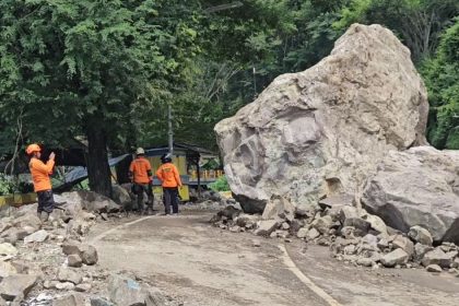 Material Longsor Masih Tutup Ruas Jalan Nasional Trenggalek–Ponorogo, Petugas Terjunkan Alat Berat