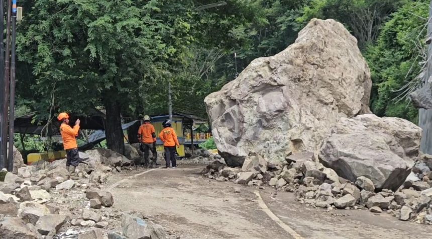 Material Longsor Masih Tutup Ruas Jalan Nasional Trenggalek–Ponorogo, Petugas Terjunkan Alat Berat