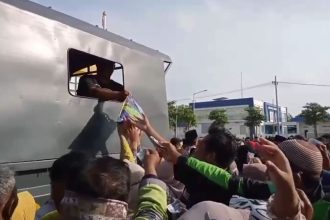 Ramadan, Ratusan Warga Berdesakan Rebut Beras 5 Kilogram di Mapolres Pamekasan