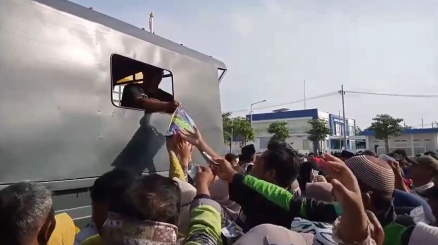 Ramadan, Ratusan Warga Berdesakan Rebut Beras 5 Kilogram di Mapolres Pamekasan