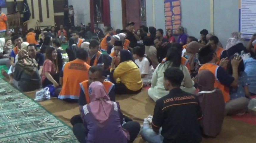 Rasa Hangat Dan Rindu, Warga Binaan Lapas Tulungagung Buka Puasa Bersama Keluarga