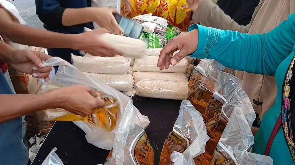 Ratusan Warga Ngawi Antre Sembako Murah Di Tengah Naiknya Harga Kebutuhan Pokok Saat Ramadan